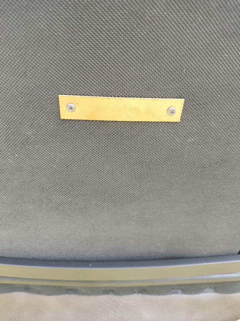 アデペシュ　パニッシュアームチェア　2脚とラウンドテーブル　ダイニングセット