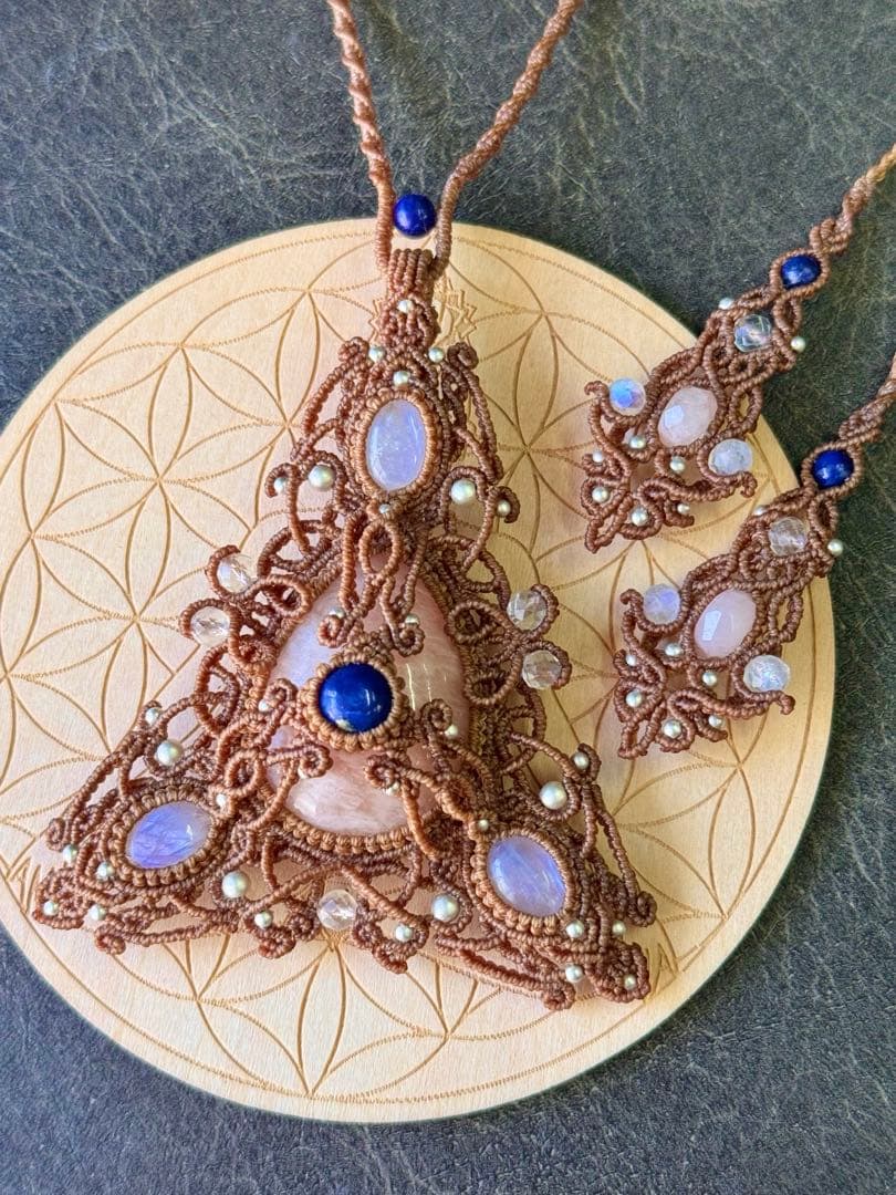 モルガナイト＆ラピスラズリ＆ムーンストーンの循環マクラメ編みネックレス♡♡♡