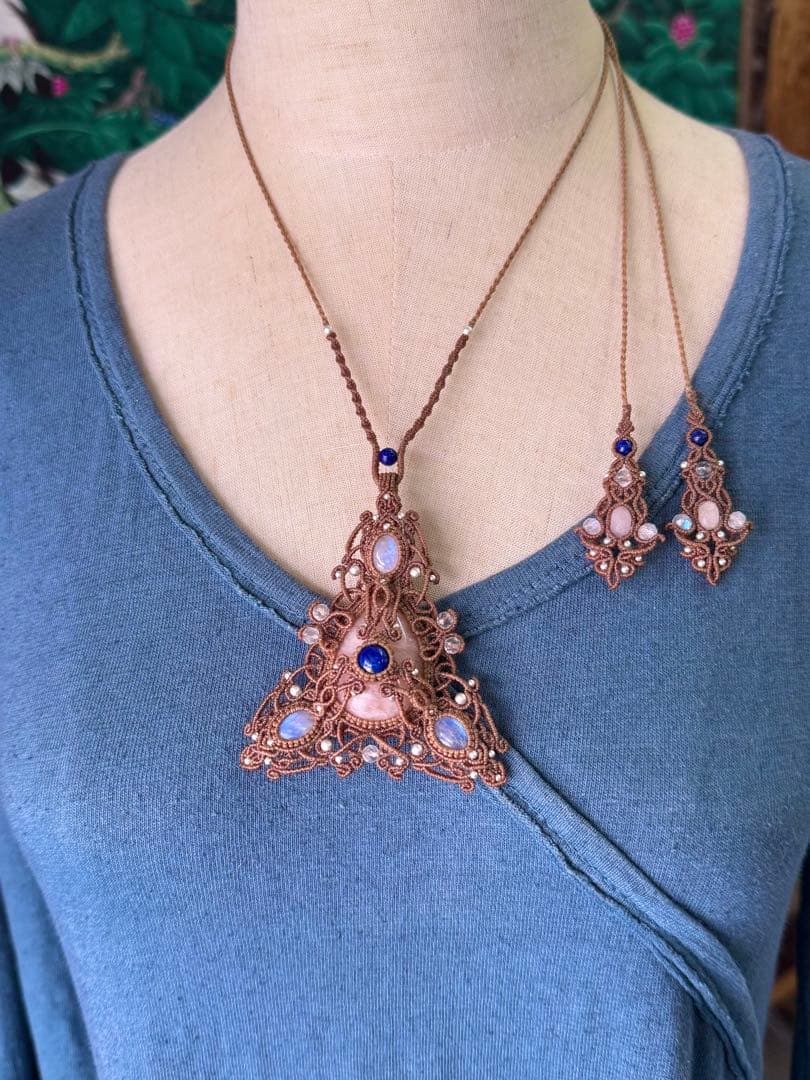 モルガナイト＆ラピスラズリ＆ムーンストーンの循環マクラメ編みネックレス♡♡♡