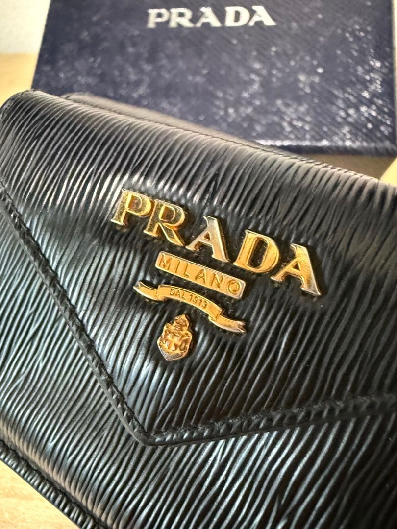 か*な様 PRADA 三つ折り財布 ブラック　レター型 ヴィッテロムーブ