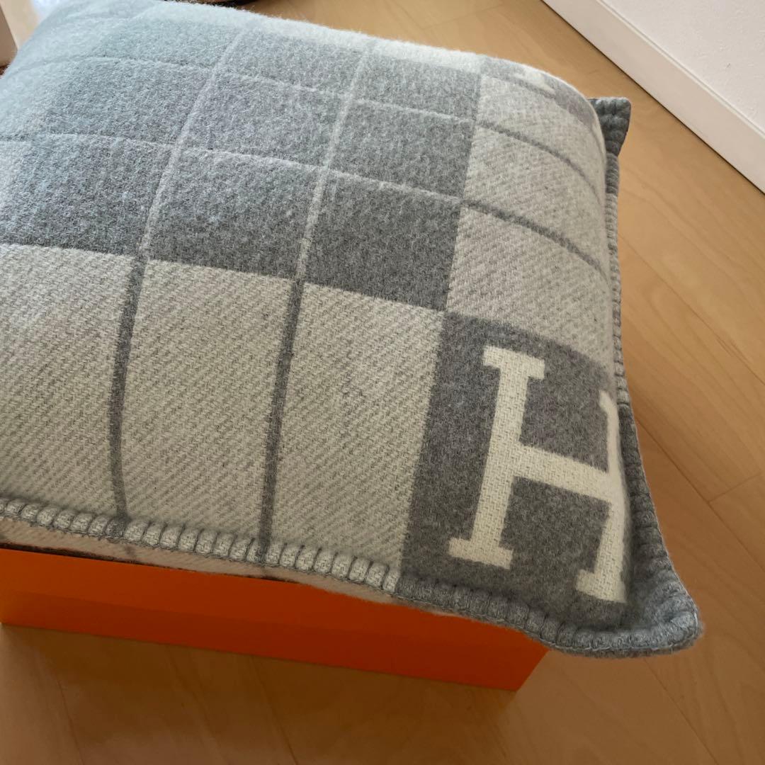 新品未使用　クッション 《アヴァロンIII》 PM