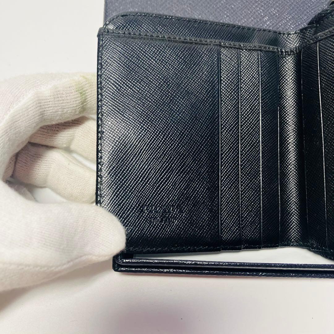 極美品　PRADA 黒 コンパクトウォレット　 サフィアーノレザーシルバー金具