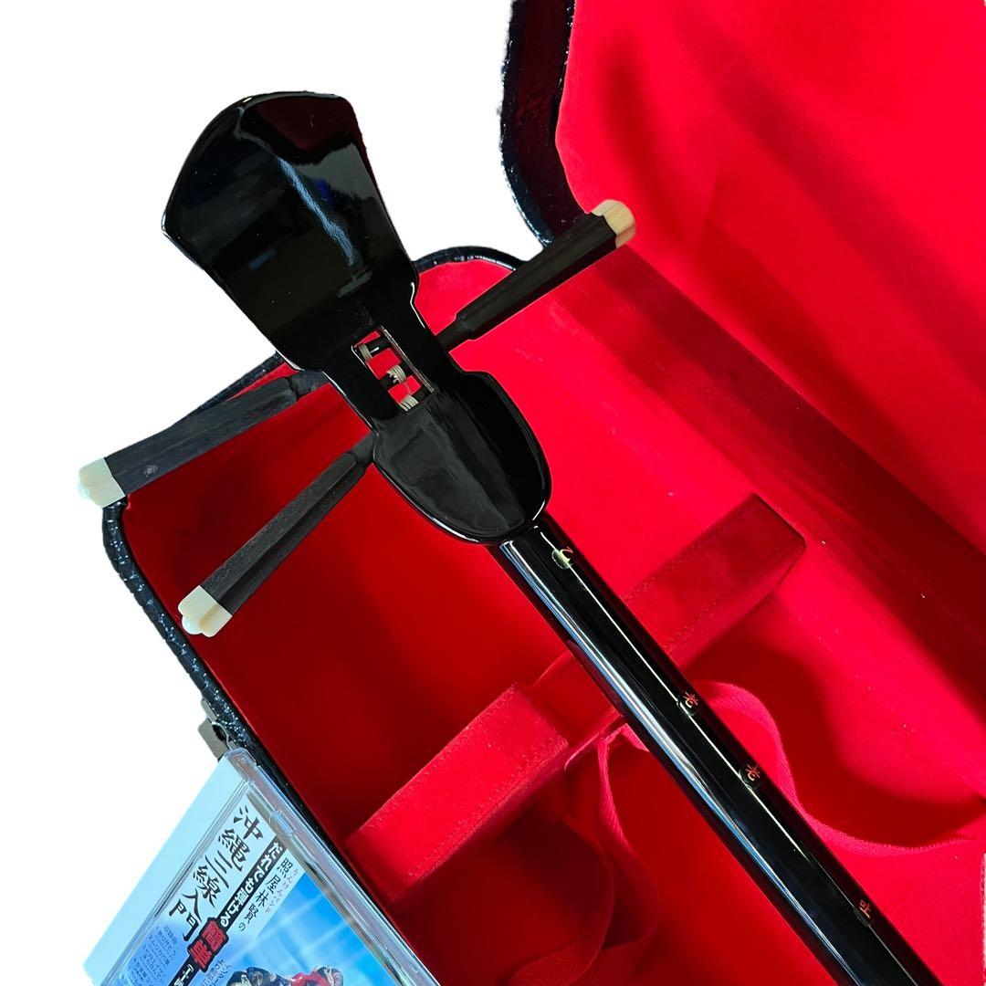 【極美品】沖縄 三線 本蛇革 強化張り 黒塗り棹 蛇皮 ハードケース 爪 調子笛