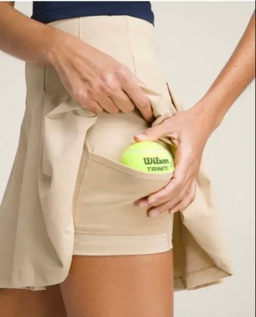 テニス　ベージュ プリーツスカート　フレア