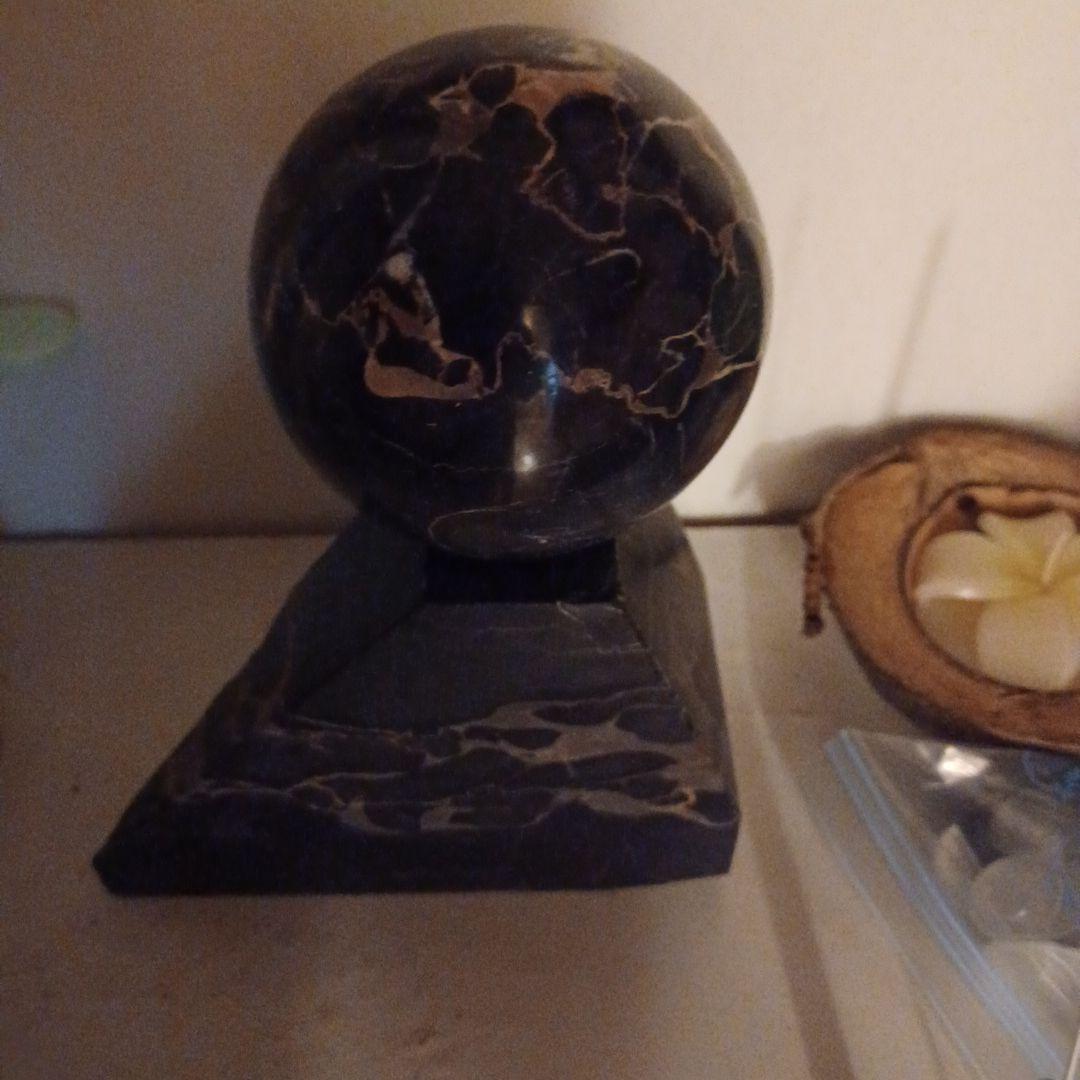 黒い大理石の球体置物