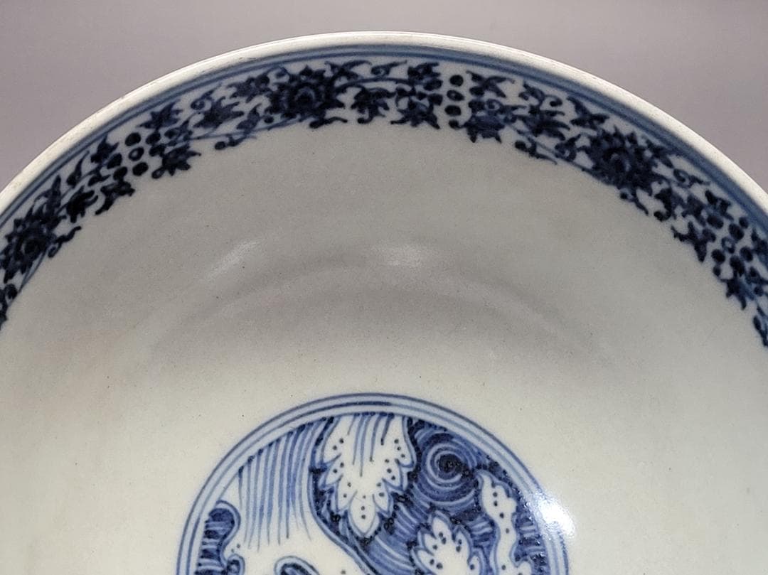 染付 内部波紋 纏枝花紋 碗「大明宣徳年製」銘 明清時代 幅約16.1cm