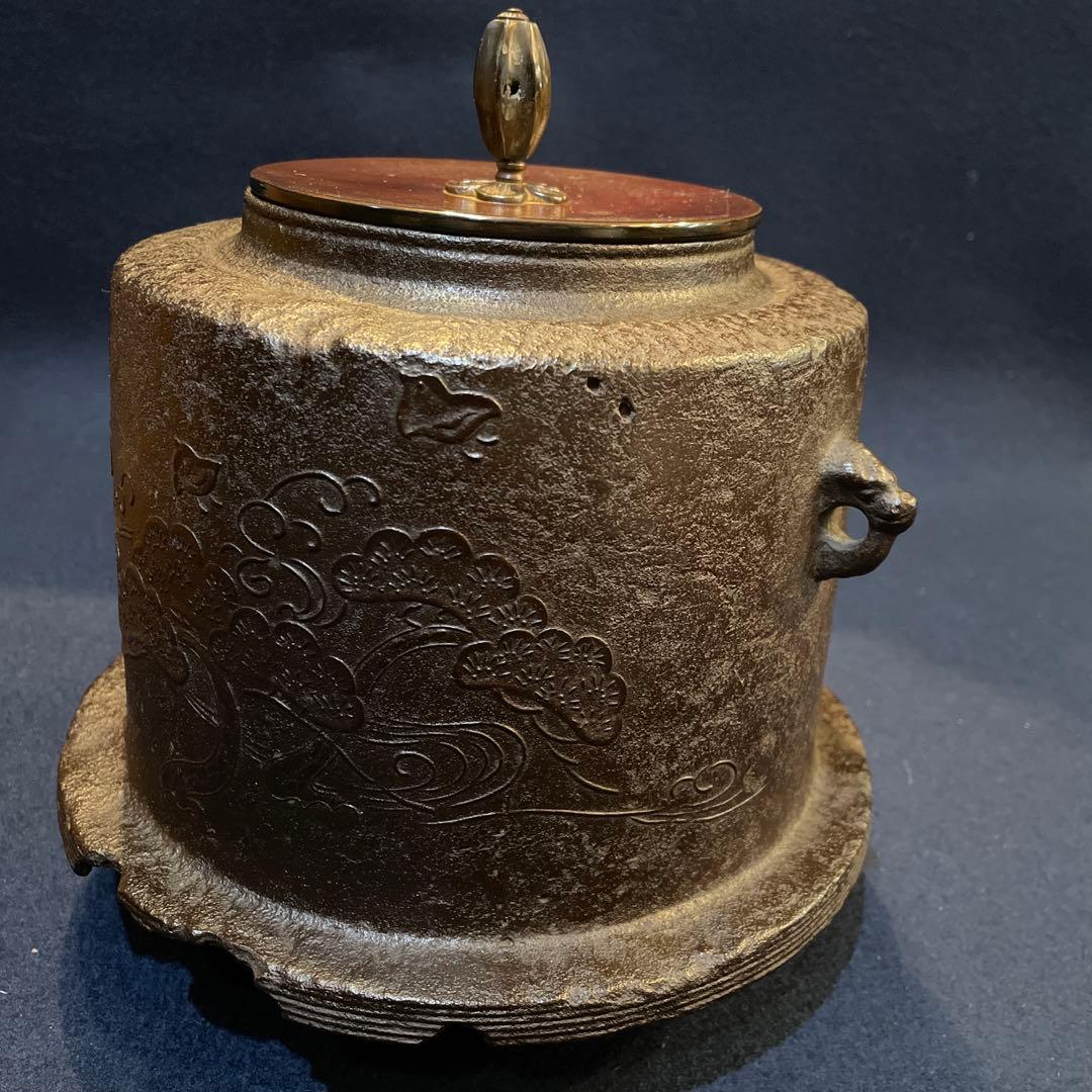 茶道具　釜師【大國 藤兵衛】(造)の※松地に波千鳥紋『筒尾垂釜』共箱　釜