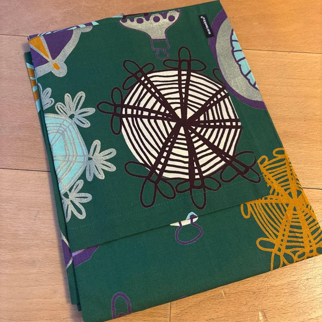 新品　marimekkoマリメッコ エプロン　ラティリティラッラ