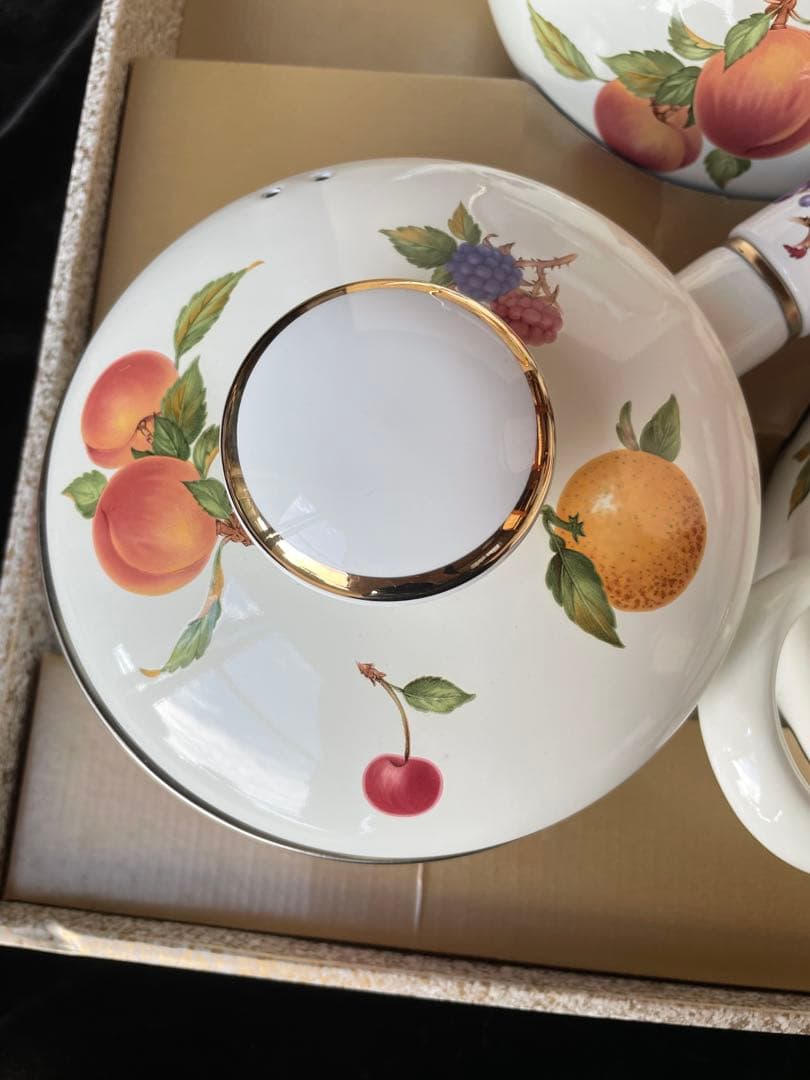 新品未使用　箱入り　エジリ〜フルーツ柄　ホーローケトル　両手鍋　片手鍋３点セット