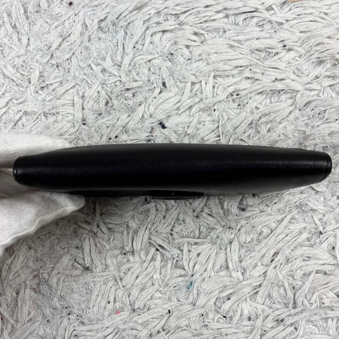 極美品 PRADA レザー 折り財布 三角プレート ホック サフィアーノ 黒