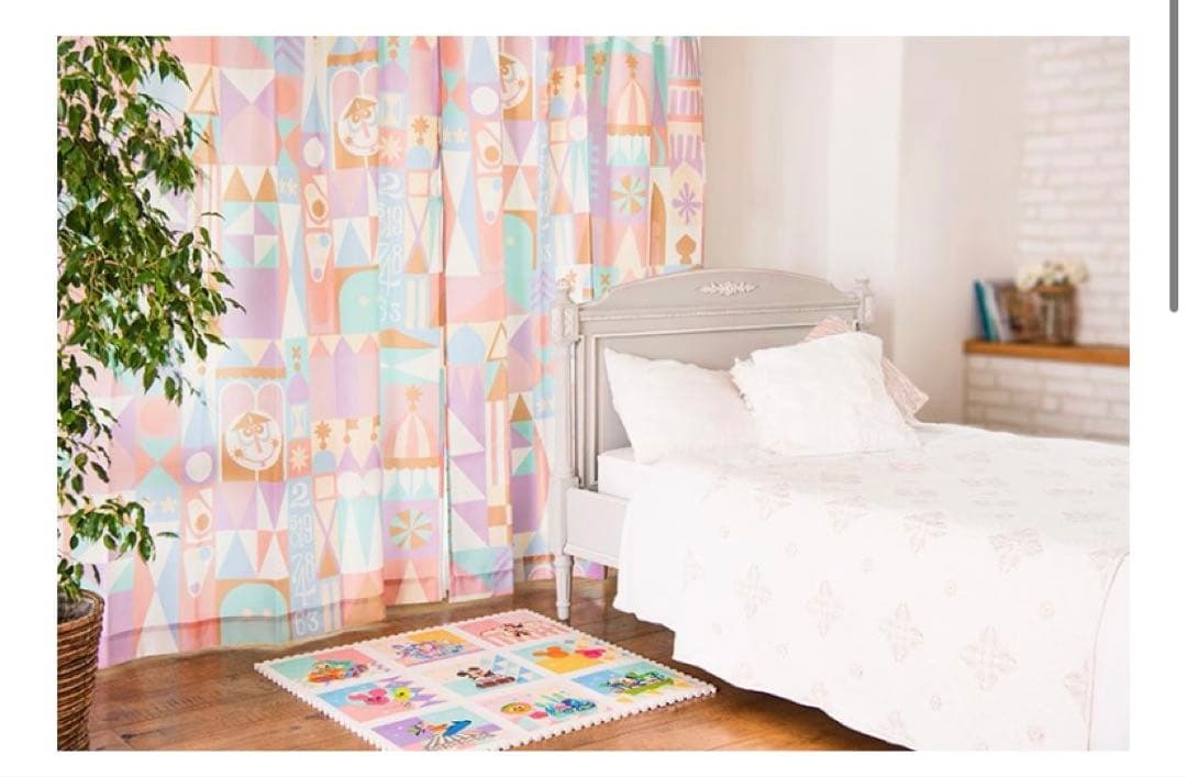 Happiness Everywhere イッツ・ア・スモールワールド カーテン