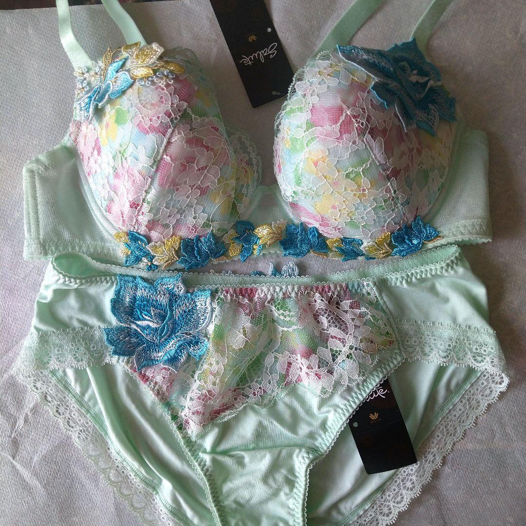 【最終お値下げ】匿名配送【新品タグ付き】サルート32グループ　ブラ＆ショーツ