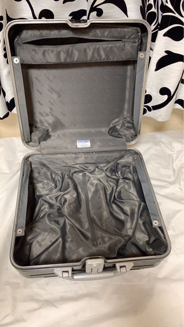 リモワキャリーバック LIMBO 28L 機内持ち込み サイズ