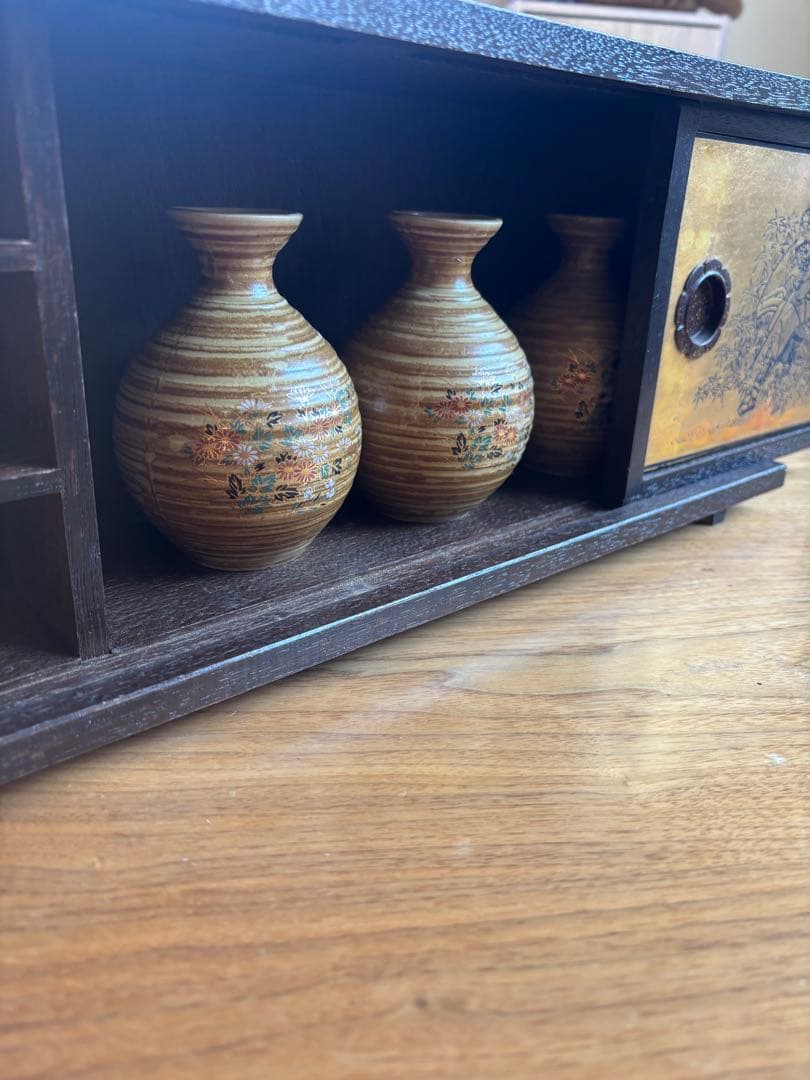 タイムセール金山九谷焼　棚付き　盃収納ケース＋盃付き