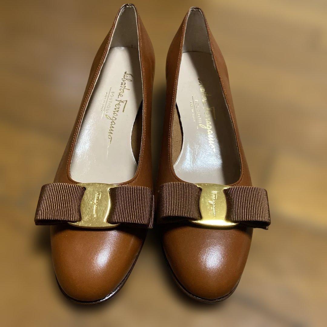 Salvatore Ferragamo ブラウンリボンパンプス