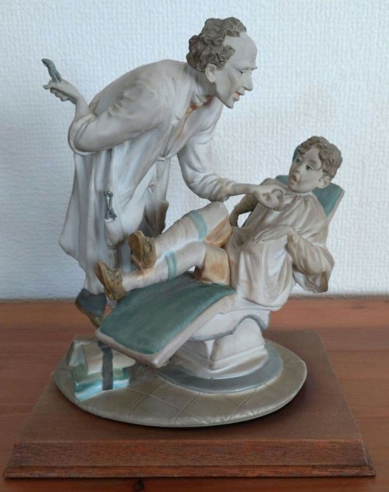 ❇️【訳ありセール】歯医者と子供の陶器 アンティーク仕様