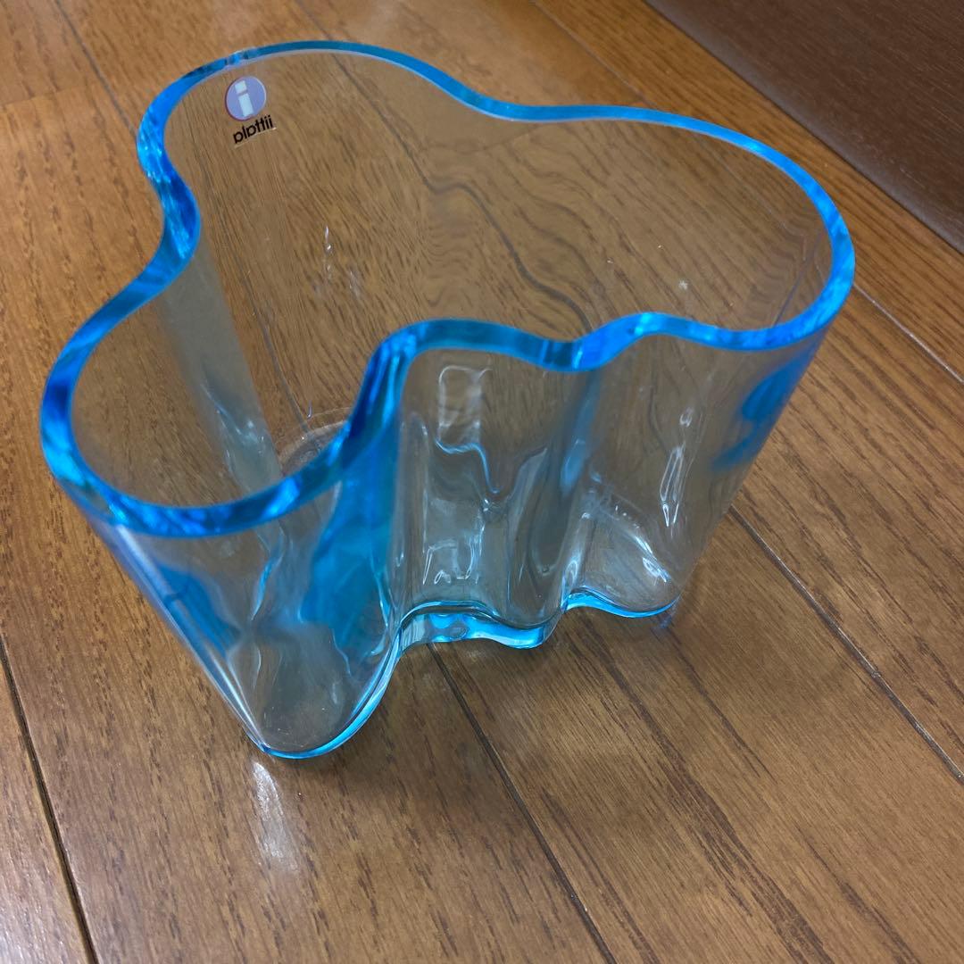  波状デザイン 花瓶 透明青