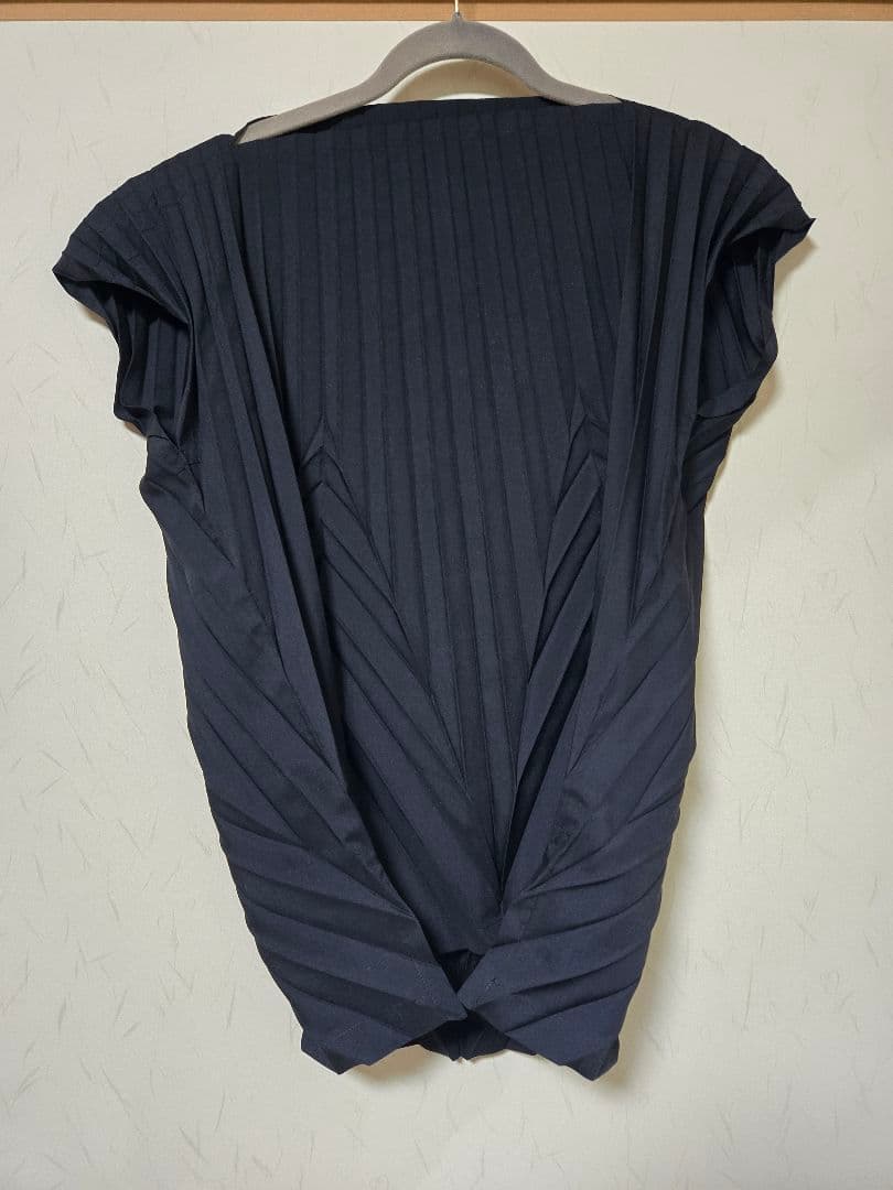 ネイビー プリーツ 半袖トップス