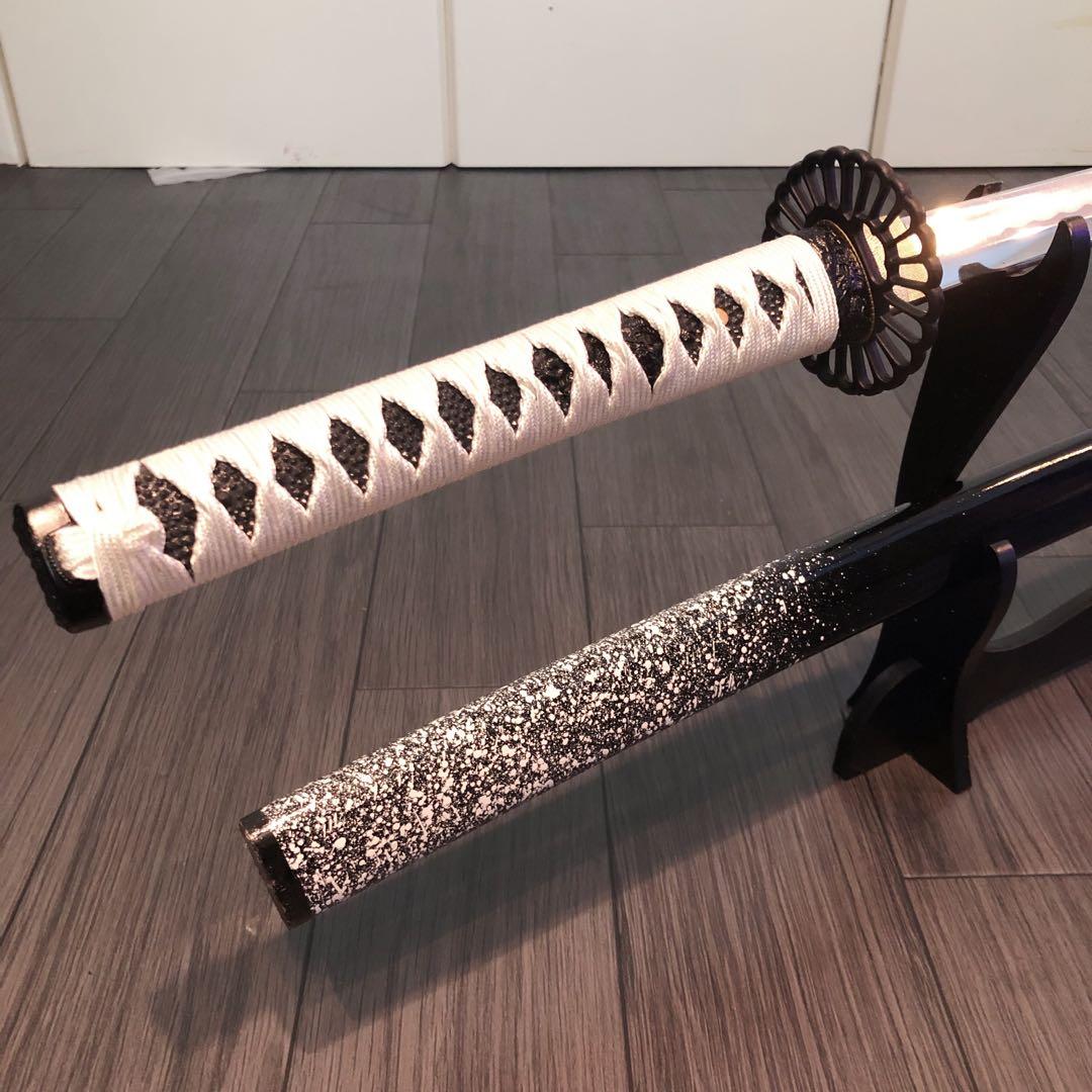 高級模造刀　高級居合刀　菊一文字拵え　黒鞘白飛沫　優勢刃紋刀身　白拵え