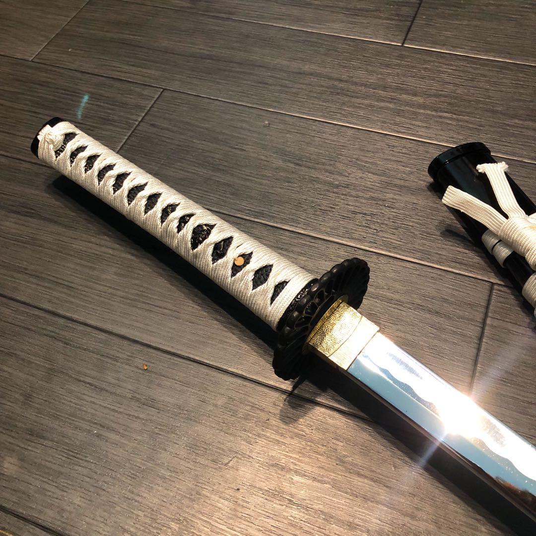 高級模造刀　高級居合刀　菊一文字拵え　黒鞘白飛沫　優勢刃紋刀身　白拵え