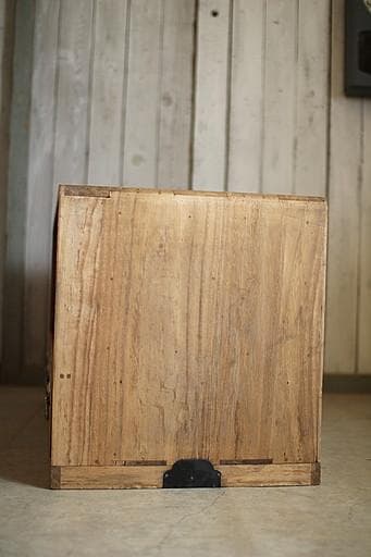 古いガラス戸棚×木製小引き出し3杯