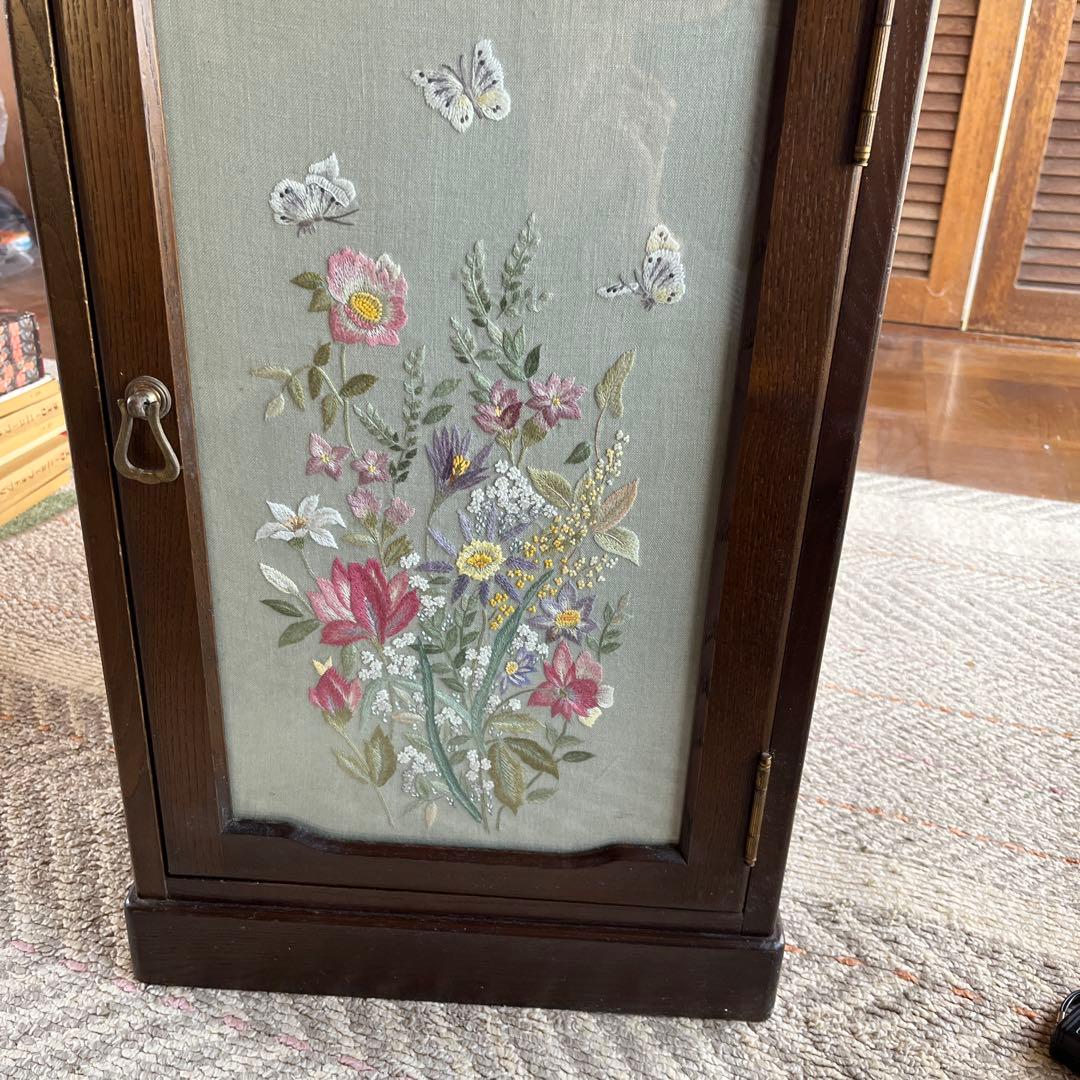 戸塚刺繍　花柄刺繍付き木製キャビネット電話台