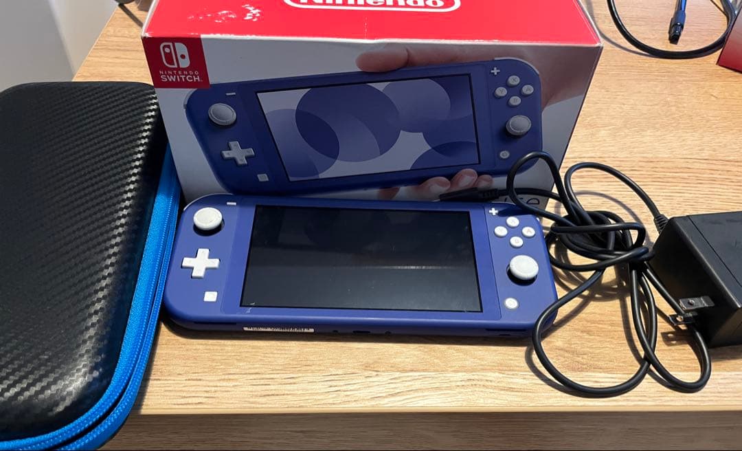 美品　Switch lite ブルー　箱、ケースあり　初期化済み