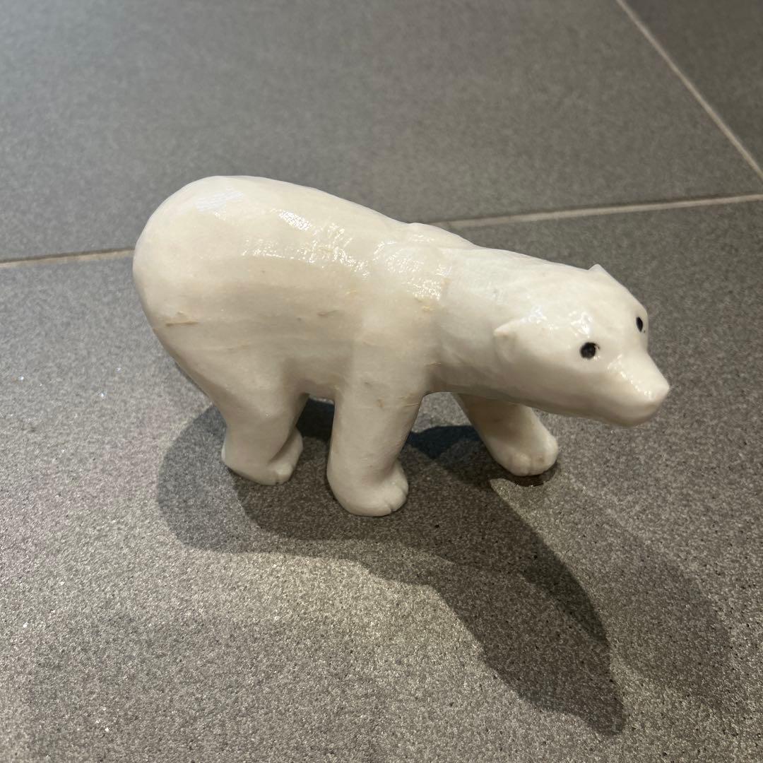 白色石のクマの置物