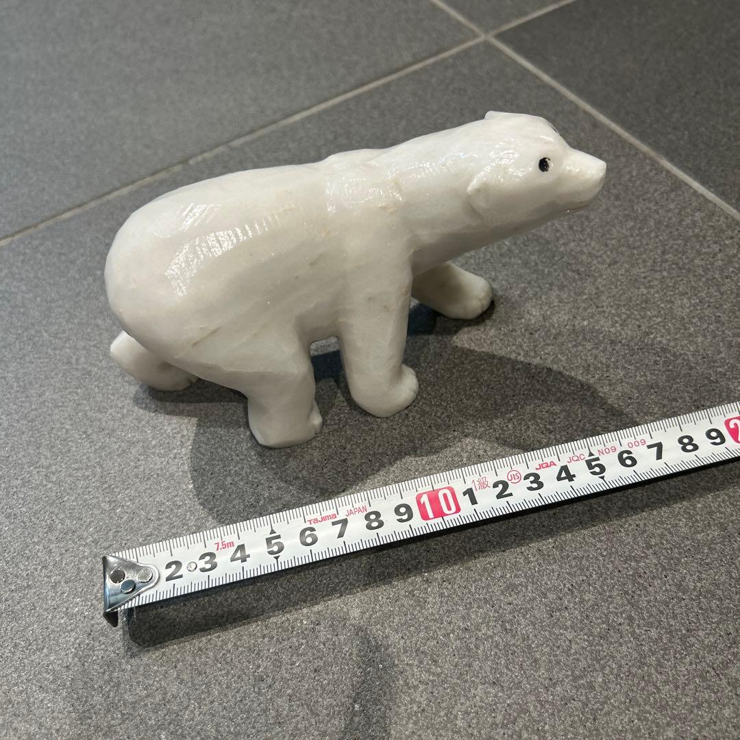 白色石のクマの置物