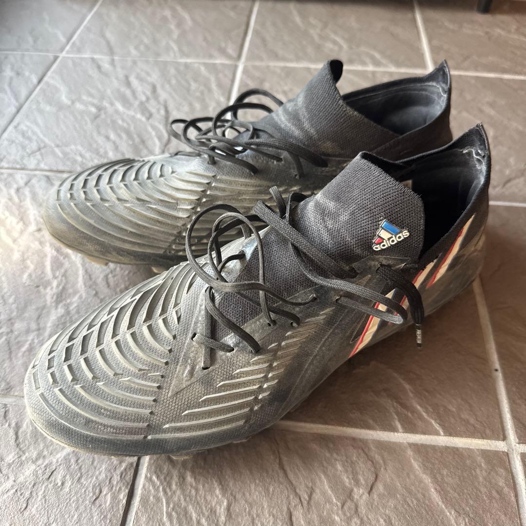 adidas グレー スパイクシューズ