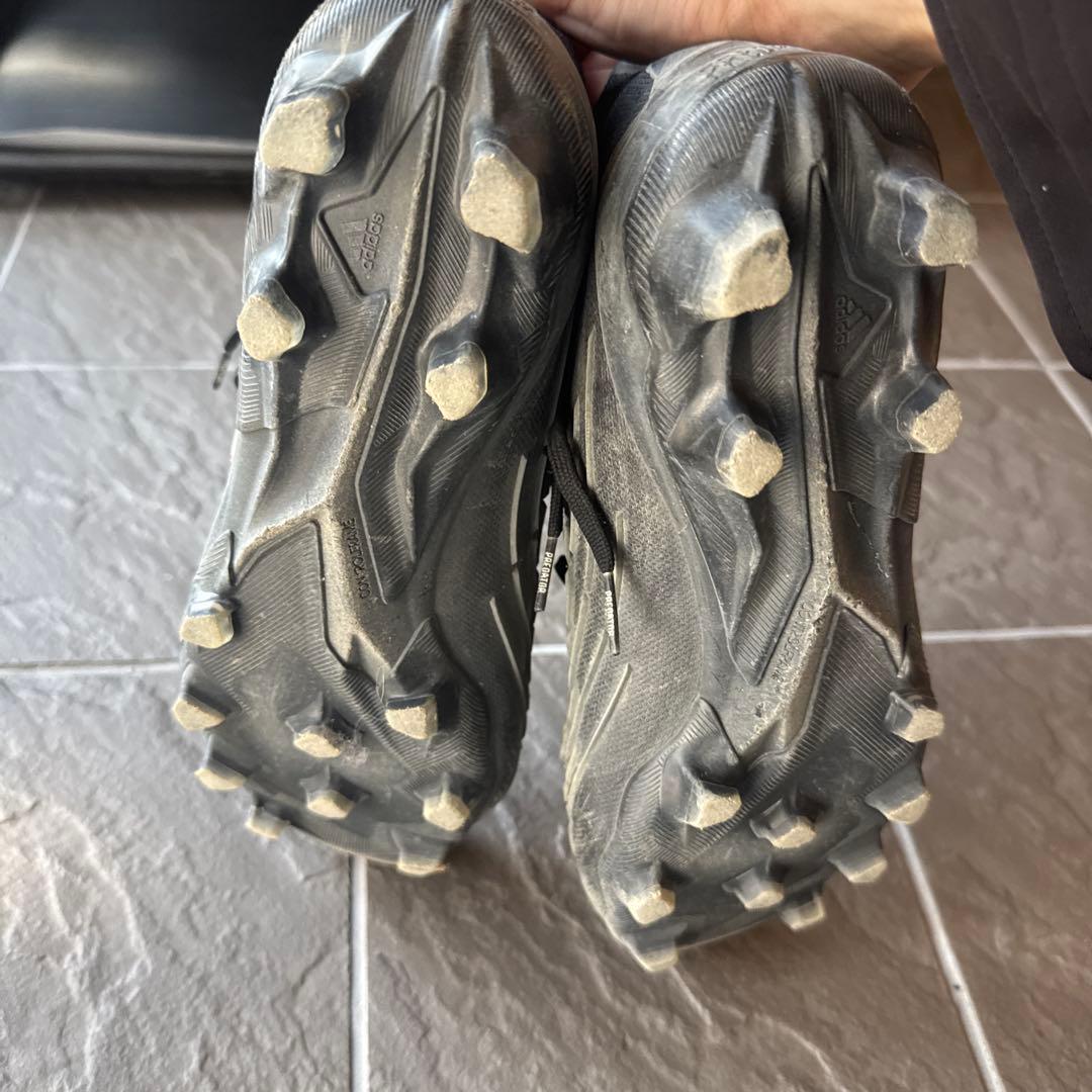 adidas グレー スパイクシューズ