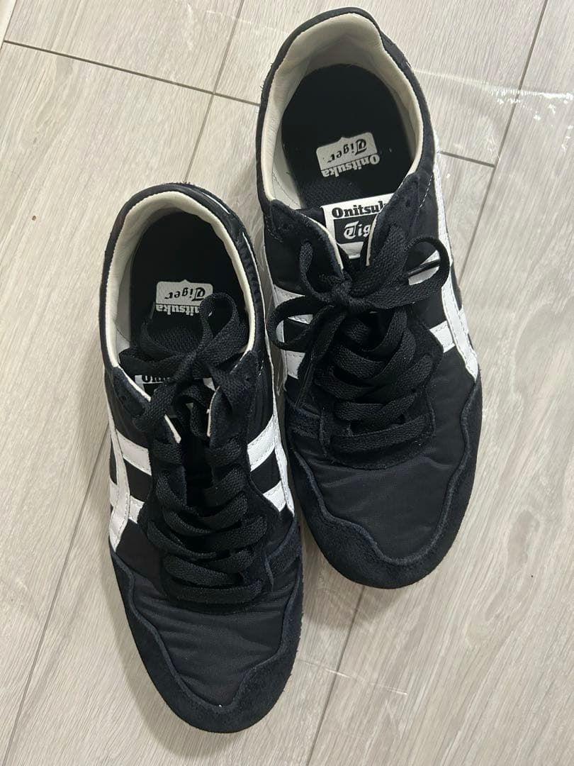 美品 オニツカタイガー セラーノ SERRANO ブラック ローカットスニーカー
