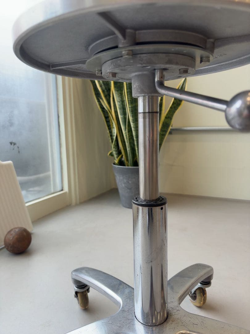 タカラベルモント Dスツール キャスターの剥がれがあり TAKARA