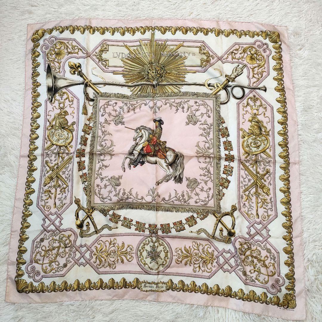 HERMES エルメスカレ90 白い馬に跨ったルイ14世 ピンクホワイト