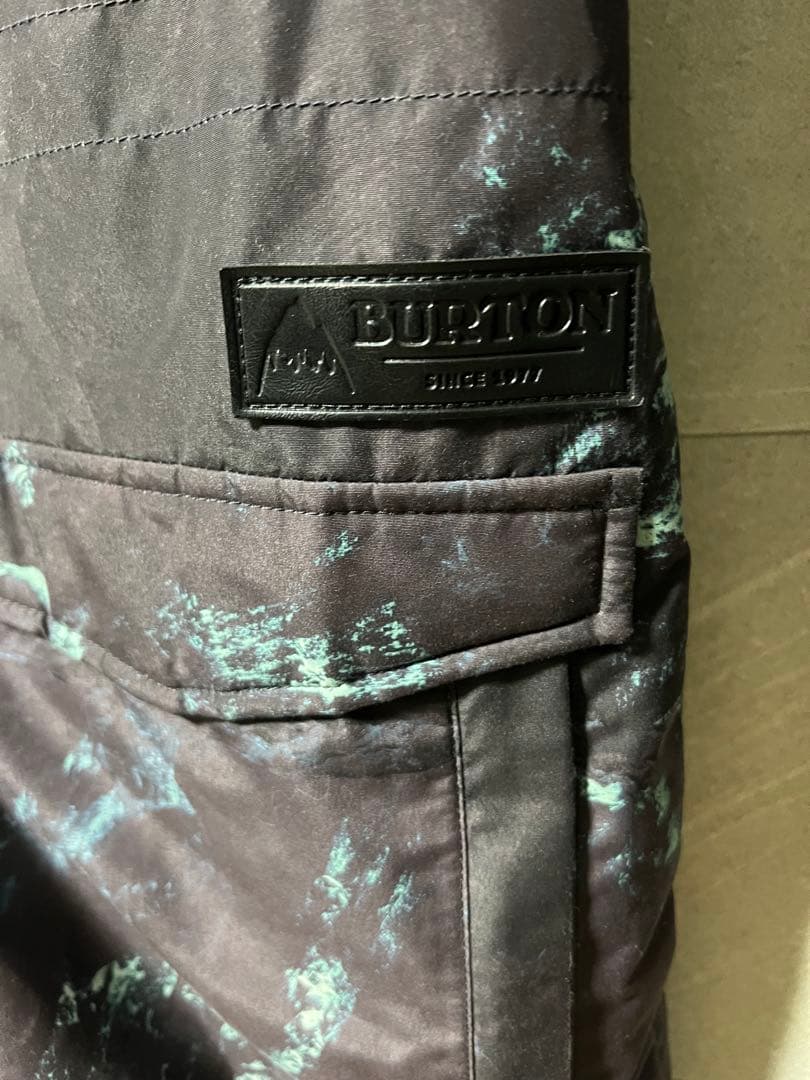 美品　Burton dhaka スノーボードウェア　Lサイズ　柄物