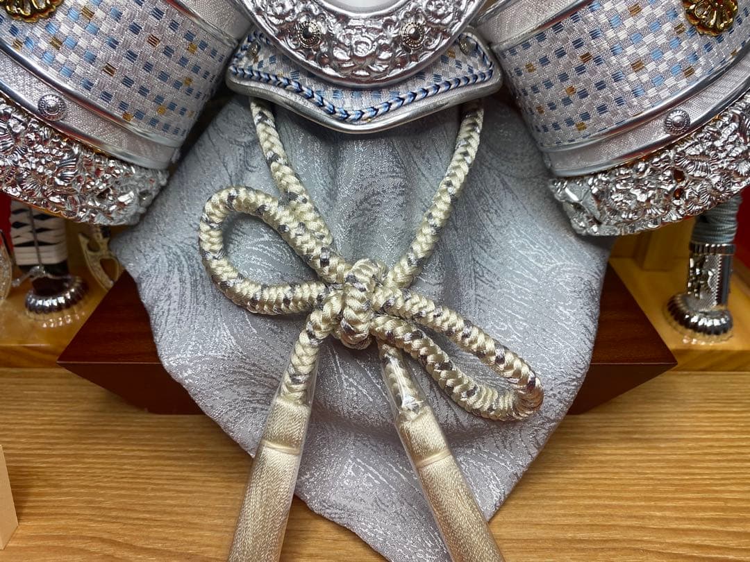 東京久月　五月人形　シルバー兜飾り　白木パノラマクリルケース入