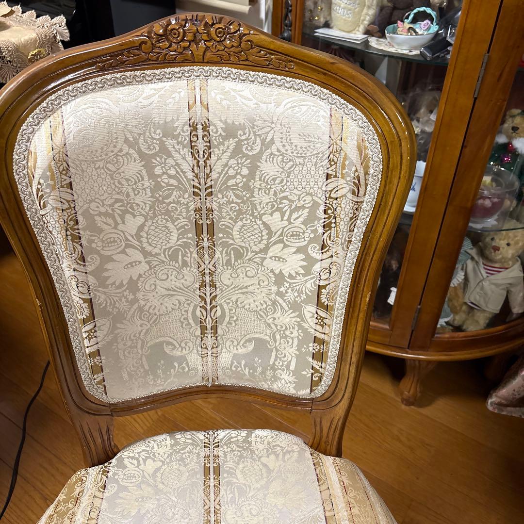 送料込　猫脚、装飾的な模様のダイニングチェア