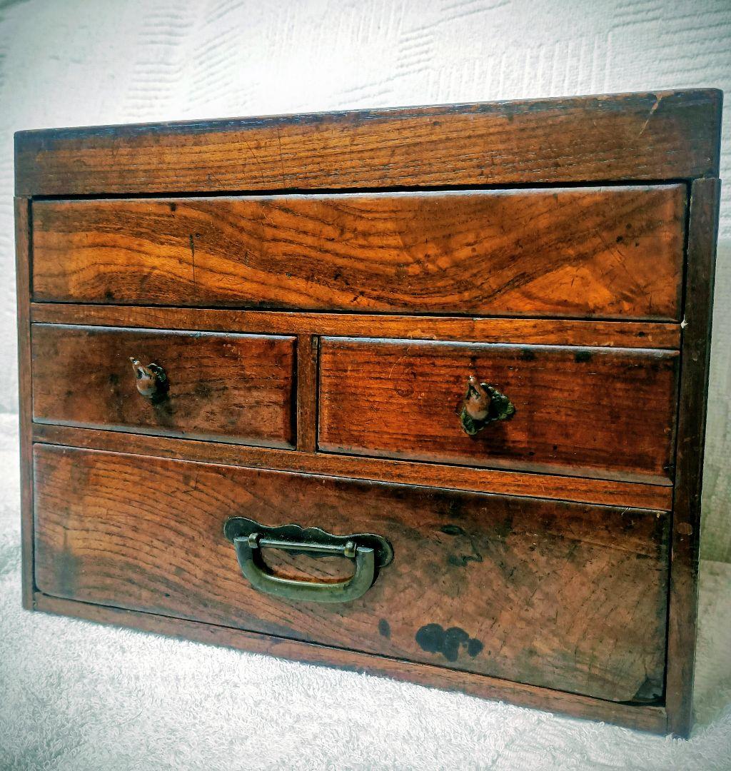 唐木の時代物箪笥(硯箱) 上の引き出右左押て出ます とても可愛ナスのすまみ付