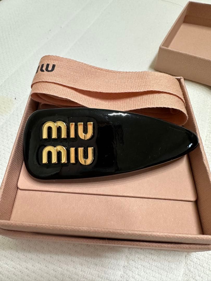 早い者勝ちMIU MIU ブラックレザー ヘアクリップ