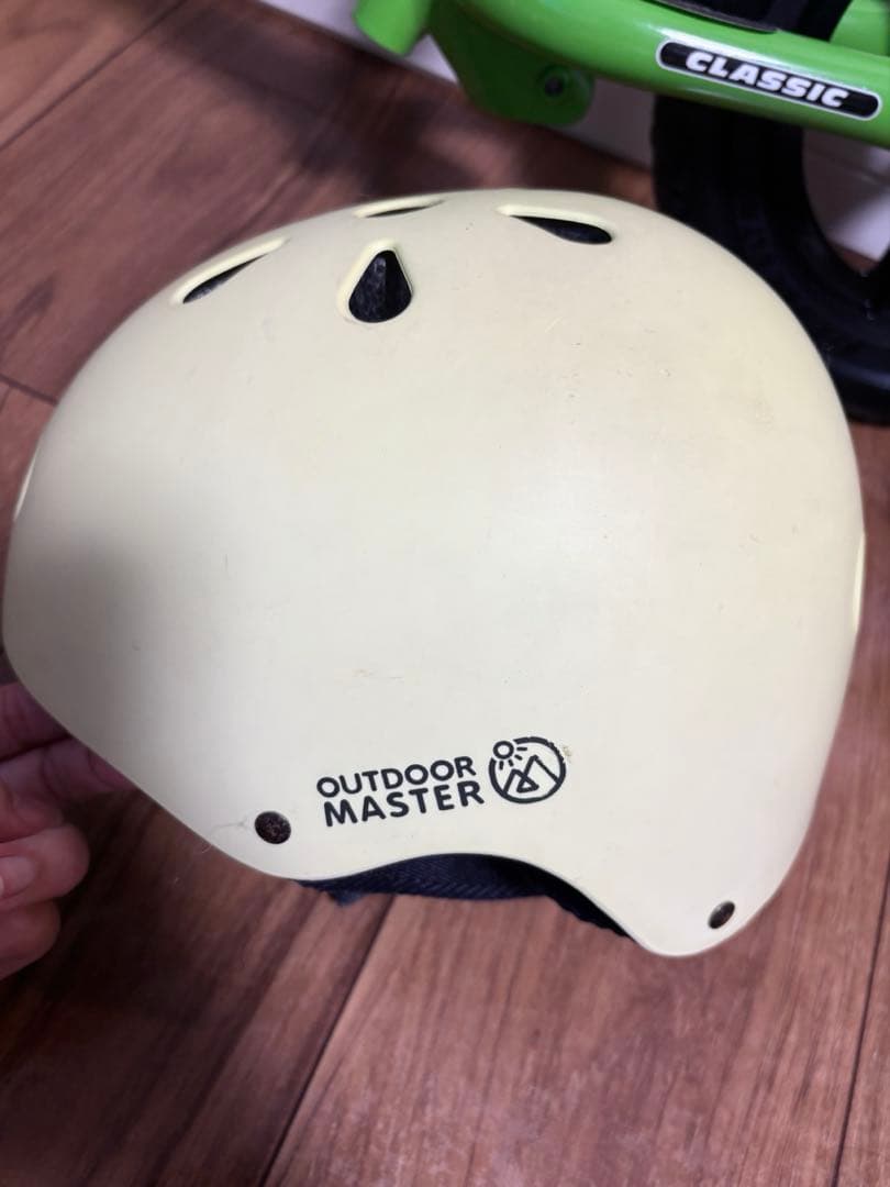 ストライダー　クラシックモデル12インチ　ヘルメット&膝肘プロテクター付き