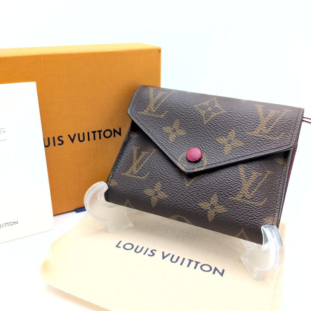 おもち モノグラム三つ折りポルトフォイユ ヴィクトリーヌ フューシャ