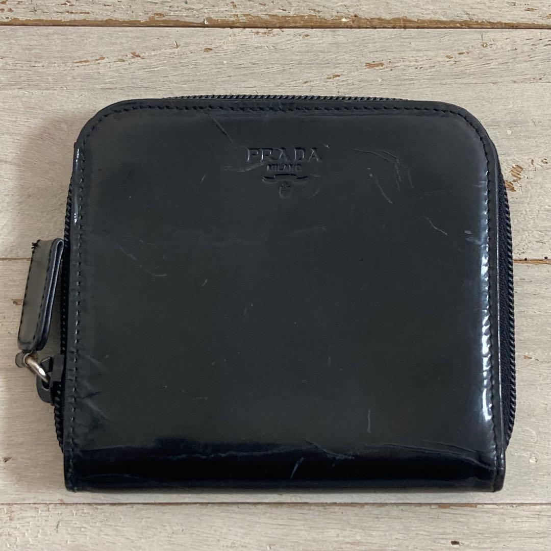 PRADA プラダ 折り財布 エナメル ラウンドジップ 型押しロゴ ブラック