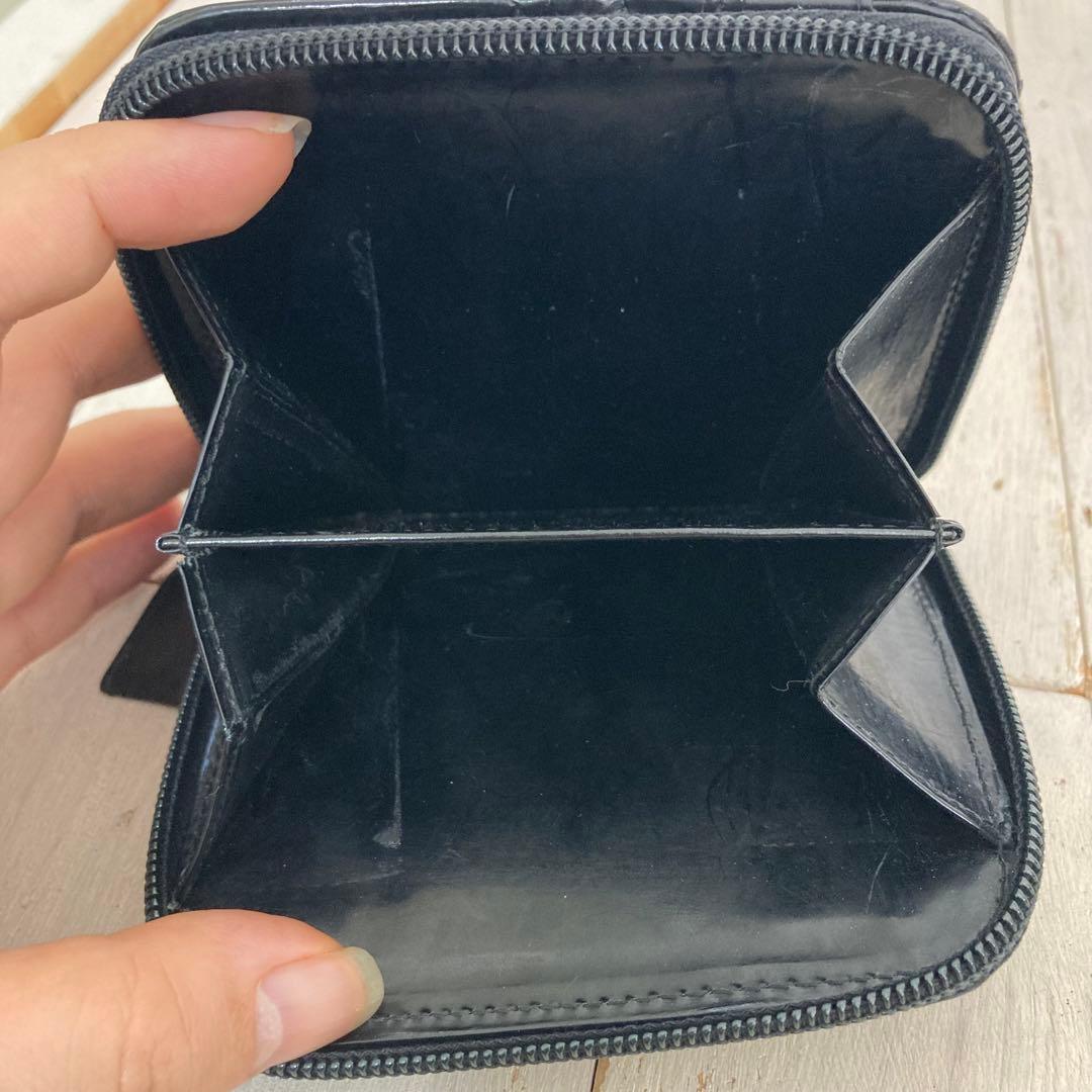 PRADA プラダ 折り財布 エナメル ラウンドジップ 型押しロゴ ブラック