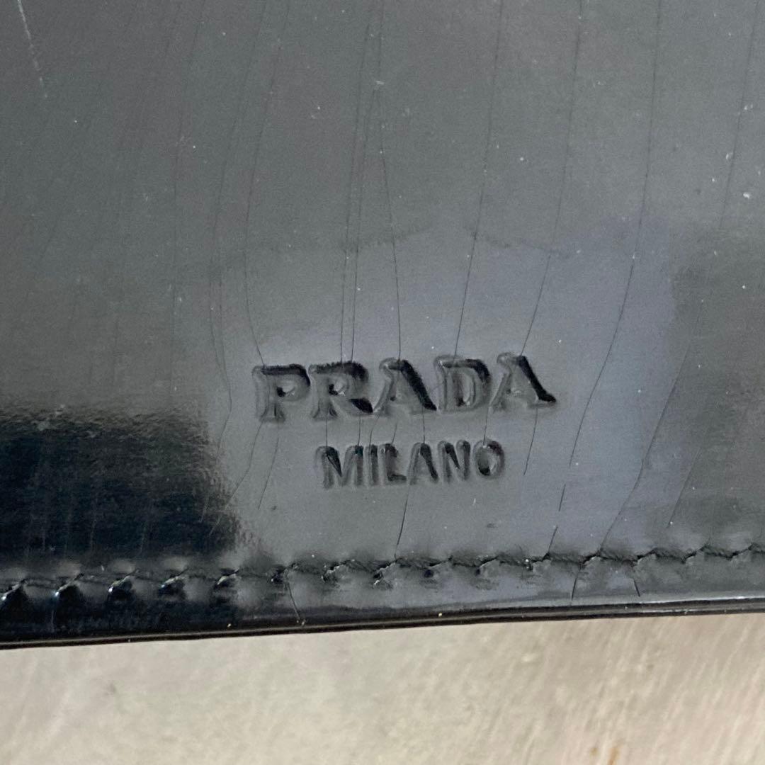 PRADA プラダ 折り財布 エナメル ラウンドジップ 型押しロゴ ブラック