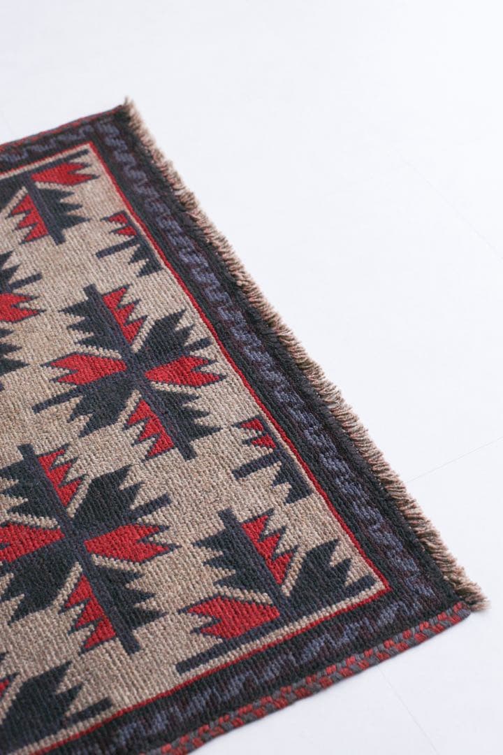 148cm×93cm バルーチ　トライバルラグ　ヴィンテージラグ　ポプラ　生成り