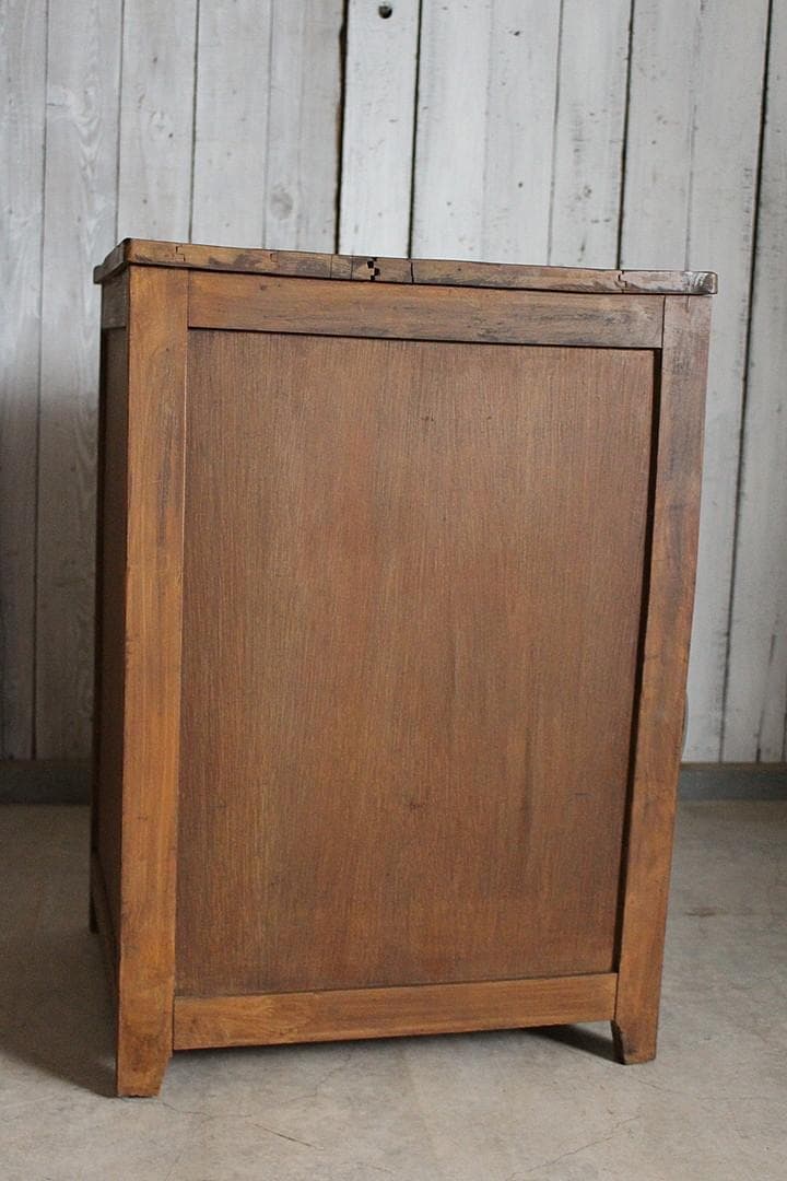 古い小ぶりなモールガラス戸棚×木製引き出し