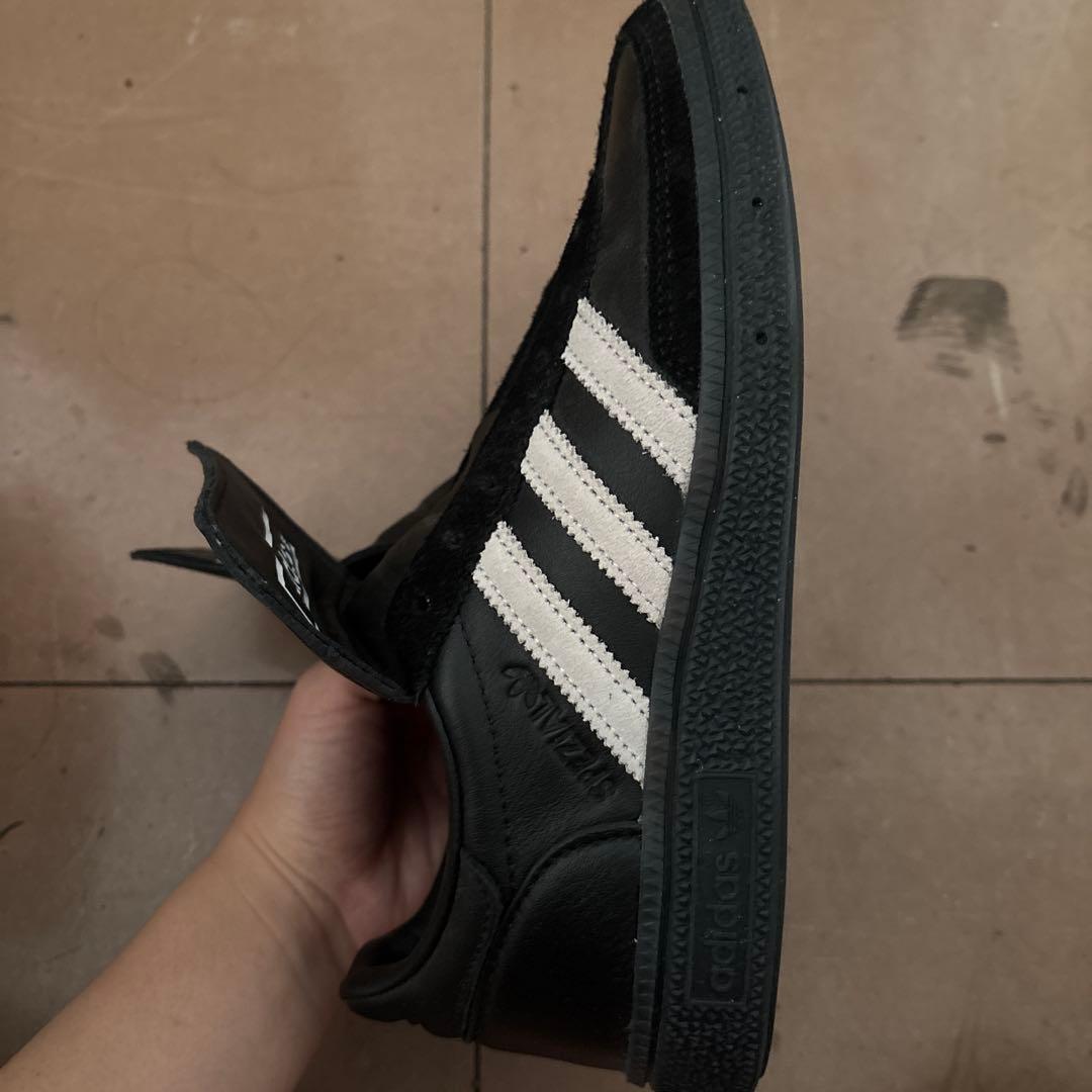 adidas 黒/白 ストライプ スニーカー