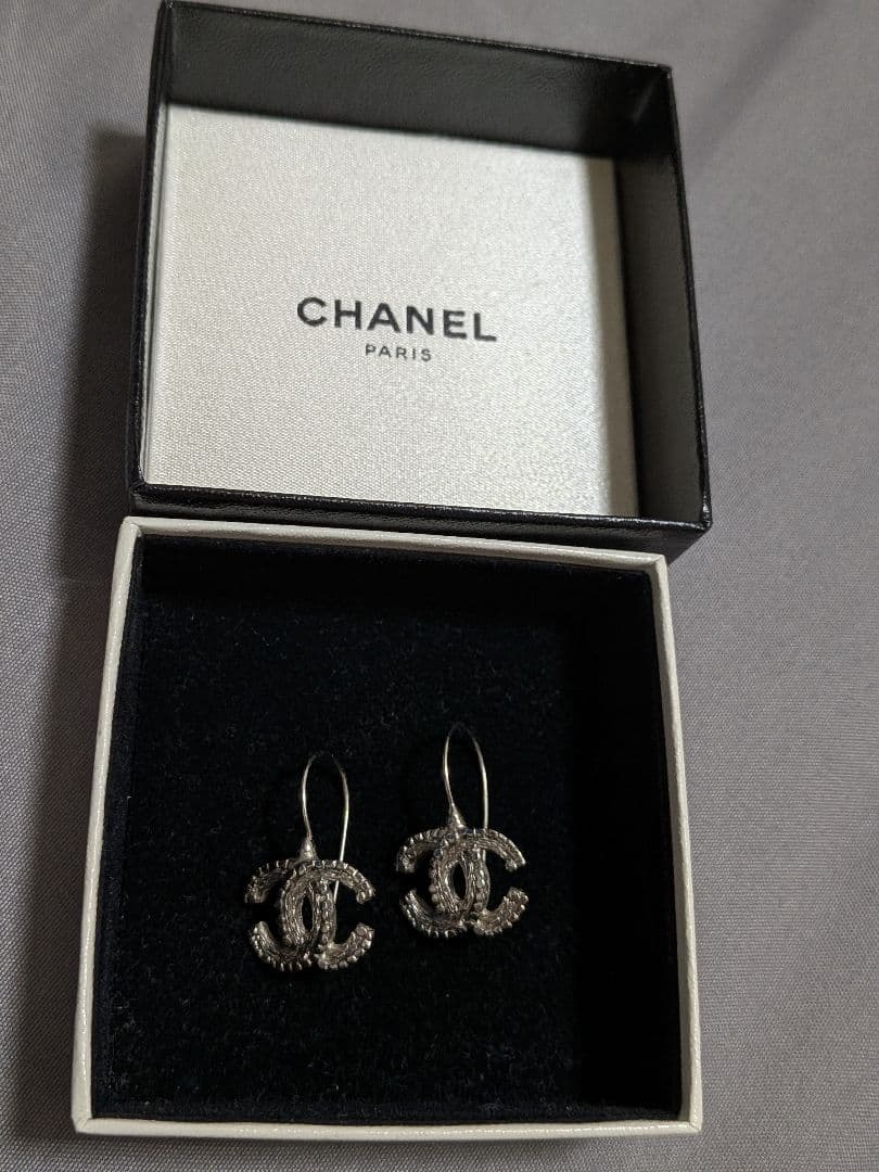 美品CHANELシルバー ロゴピアス