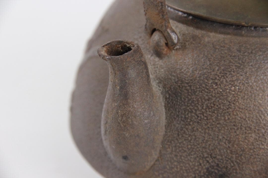 梅樹梅花文 古鉄瓶　鉄瓶　容量約900ml 茶道具　湯沸　煎茶道具 EG21-6