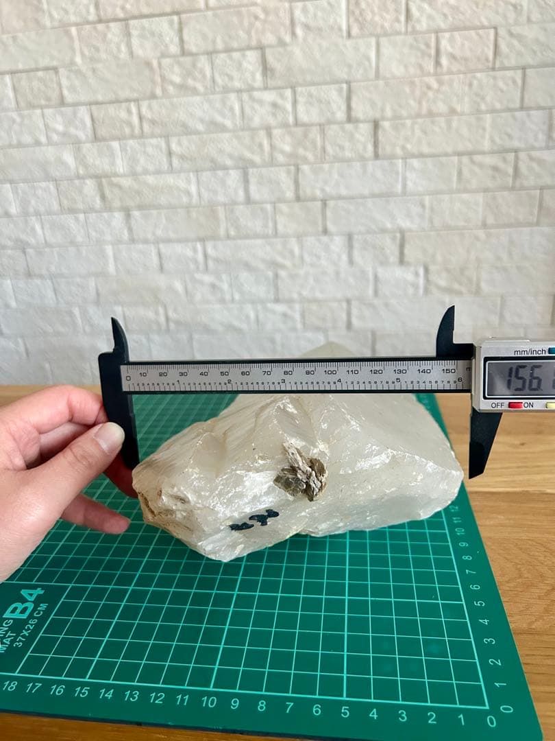 【圧巻✨】天然水晶 大型クリスタルポイント 3.2kg 台座付き